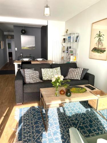 un salon avec un canapé et une table dans l'établissement La Petite Case - Face Mer, à Les Sables-dʼOlonne