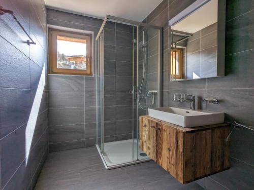 La salle de bains est pourvue d'un lavabo et d'une douche. dans l'établissement Les Mayens LUXURY & COSY Duplex, à Veysonnaz