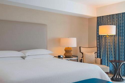 Postel nebo postele na pokoji v ubytování Sheraton Grand Rio Hotel & Resort