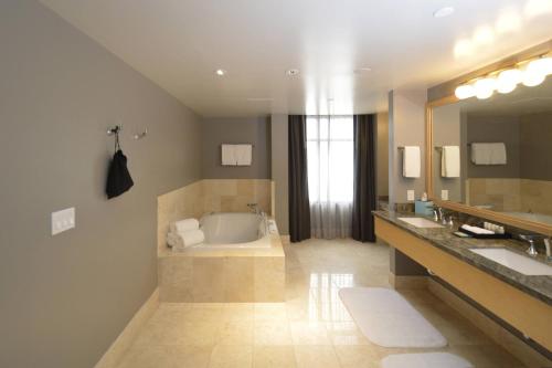 里諾的住宿－Renaissance Reno Downtown Hotel & Spa，浴室配有两个盥洗盆和浴缸。