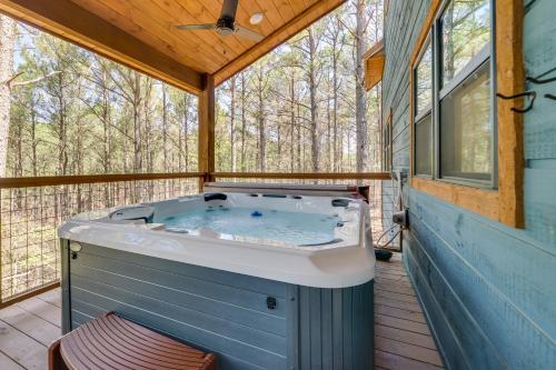Fotografie z fotogalerie ubytování Serene Broken Bow Cabin with Hot Tub and Fire Pit! v destinaci Broken Bow