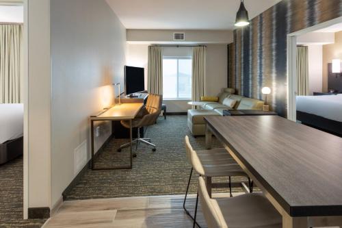 Habitación de hotel con cama y escritorio en Residence Inn by Marriott St. Cloud, en Waite Park