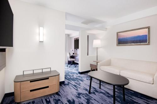 Posezení v ubytování Fairfield Inn and Suites Wilson
