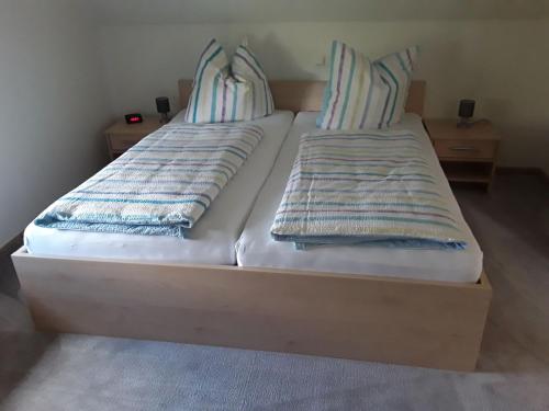 two beds with pillows on them in a bedroom at Ferienwohnung Reddemann in Westerstede