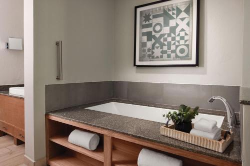 La salle de bains est pourvue d'une baignoire et d'un lavabo. dans l'établissement Marriott's Summit Watch, à Park City