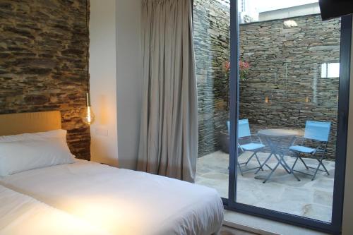 Postel nebo postele na pokoji v ubytování HOTEL CASAS DA FORTALEZA Casa da Muralla