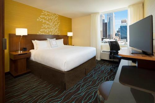 een hotelkamer met een bed, een bureau en een televisie bij Fairfield Inn & Suites by Marriott Calgary Downtown in Calgary