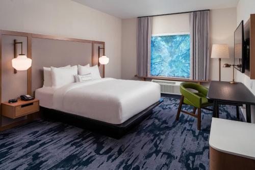 Habitación de hotel con cama grande y escritorio. en Fairfield by Marriott Inn & Suites Pensacola Pine Forest en Pensacola