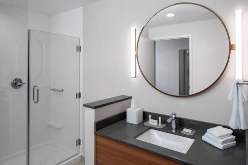 y baño con lavabo y espejo. en Fairfield by Marriott Inn & Suites Pensacola Pine Forest en Pensacola