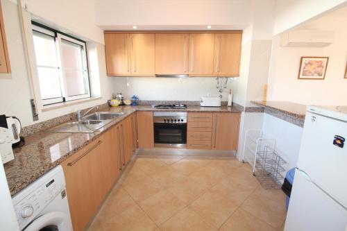 Luz Casas - St James 116, 2Bed/2Bath, Air Con, Shared Pool, Sea View