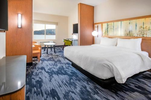 Habitación de hotel con cama grande y escritorio. en Fairfield Inn & Suites by Marriott Klamath Falls, en Klamath Falls