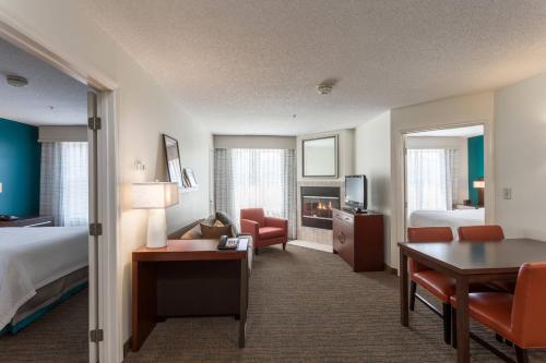 Habitación de hotel con cama y sala de estar. en Residence Inn by Marriott Rocky Mount en Rocky Mount