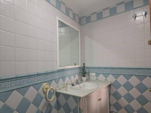 科尼爾－德拉弗龍特拉的住宿－casa pastora, la casa familiar，一间带水槽和镜子的浴室
