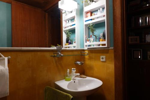 y baño con lavabo y espejo. en -MORC-beds & rooms-(home sharing)-, en Pontevedra