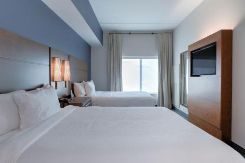 Habitación de hotel con 2 camas y TV en Residence Inn by Marriott Pigeon Forge en Pigeon Forge