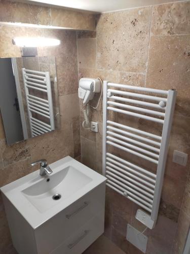 une salle de bain avec un lavabo blanc et un miroir dans l'établissement Charme et confort à proximité du vieux bassin, à Honfleur