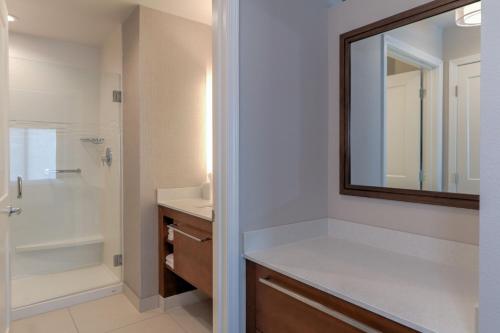 uma casa de banho com um lavatório e um espelho em Residence Inn by Marriott Pigeon Forge em Pigeon Forge