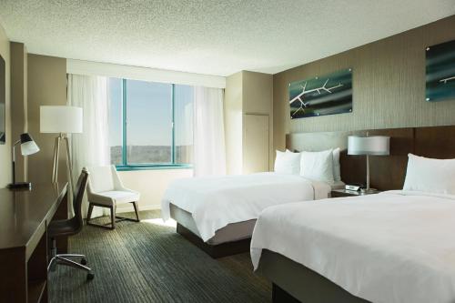 Habitación de hotel con 2 camas y ventana en Falls Church Marriott Fairview Park, en Falls Church