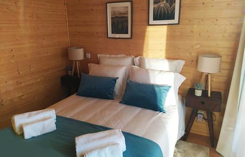 - une chambre avec un lit dans un mur en bois dans l'établissement Devagar & Devagarinho, à Fafe