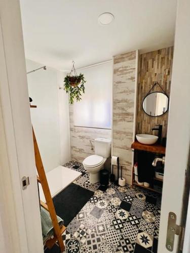a bathroom with a toilet and a tub and a sink at Balcón al mediterráneo in Almuñécar
