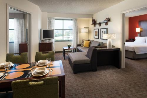 Habitación de hotel con cama y sala de estar. en Residence Inn Irvine John Wayne Airport Orange County, en Irvine