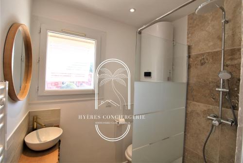 łazienka z prysznicem i toaletą oraz oknem w obiekcie Le Berriau-Studio-CLiM/PK/WiFi/Plage Privée/Hyères w Hyères