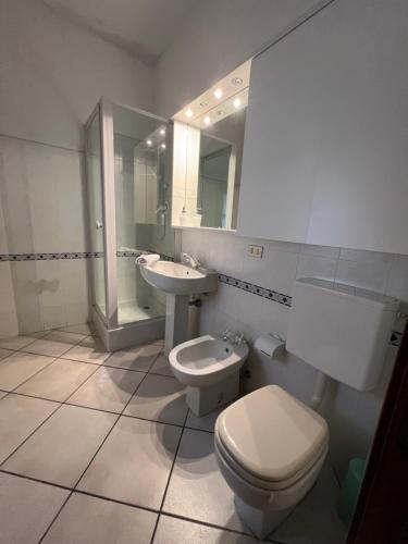 A bathroom at Casa Viale Amico - Giardino Privato