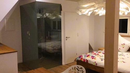 ein kleines Schlafzimmer mit einem Bett und einem Badezimmer in der Unterkunft Top in Rüdesheim am Rhein