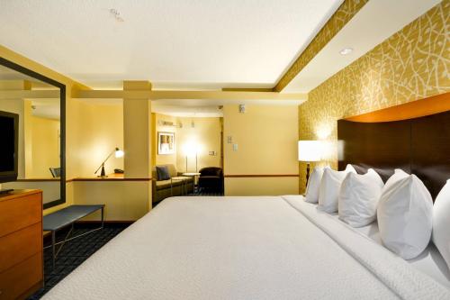 Habitación de hotel con cama y TV en Fairfield Inn & Suites Tampa Fairgrounds/Casino, en Tampa