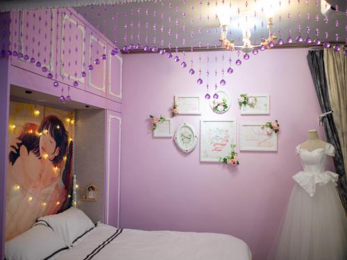 Ein Bett oder Betten in einem Zimmer der Unterkunft 【遇見婚紗秘境】夜市4人包館、百萬影院KTV、Xbox、按摩浴缸/椅、真空管、好友同樂會