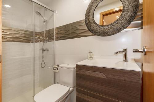 y baño con ducha, aseo y espejo. en Excelente ubicación en Vilafranca del Penedes, en Vilafranca del Penedès
