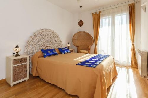 een slaapkamer met een groot bed met blauwe kussens bij Excelente ubicación en Vilafranca del Penedes in Vilafranca del Penedès