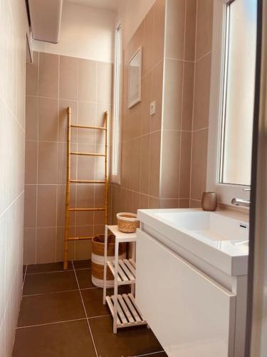 une salle de bain avec un lavabo blanc et un miroir dans l'établissement Appartement Carré d’Or Nice, à Nice