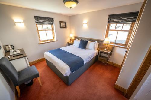 Una cama o camas en una habitación de Oak Tree Inn