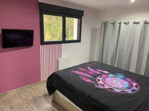 - une chambre avec un lit et une fenêtre dans l'établissement Villa piscine/spa privé intérieur 33° ZOO DE LA FLECHE 24h DU MANS, à La Flèche