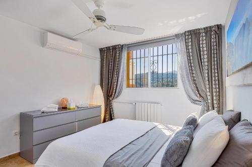 1 dormitorio con cama y ventana en Monda Heights close to Marbella, en Monda