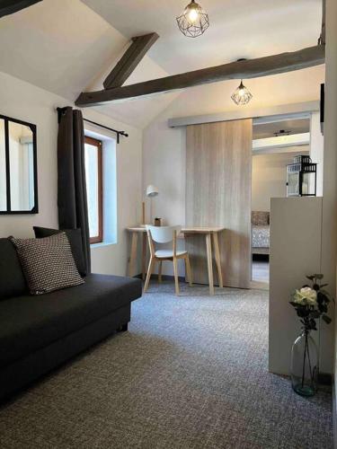 un salon avec un canapé et une table dans l'établissement La Petite Rochambelle (hyper centre-ville), à Vendôme