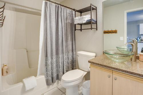 La salle de bains est pourvue de toilettes et d'un lavabo. dans l'établissement Branson Condo - 3 Mi to Table Rock State Park!, à Branson