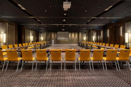 a conference room with a long table and chairs at Tunis Marriott Hotel in Tunis