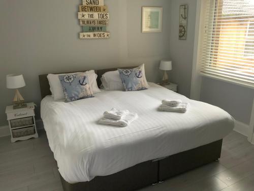 1 dormitorio con 1 cama con toallas en The Glenroy Guest House, en Blackpool