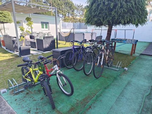 un gruppo di biciclette parcheggiate accanto a un albero di Cabedelo Seaside Guesthouse a Viana do Castelo