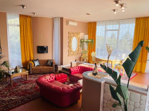 een woonkamer met rode meubels en gele gordijnen bij Villa Tanya in Trebbiantico
