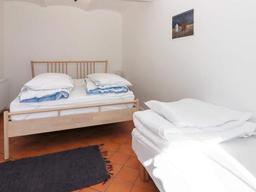 sypialnia z 2 łóżkami i dywanem w obiekcie Holiday home Storvorde XXII w mieście Storvorde
