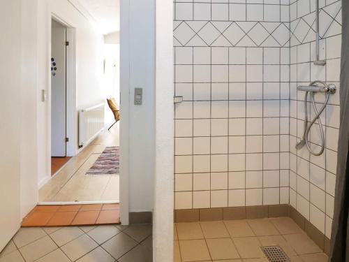 dwa obrazy łazienki z prysznicem i korytarza w obiekcie Holiday home Storvorde XXII w mieście Storvorde