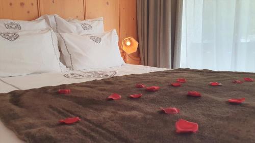 a group of red roses on a bed at Hôtel Macchi Restaurant & Spa in Châtel