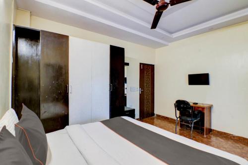 1 dormitorio con 1 cama y escritorio en una habitación en Collection O Tara Patel, en Ghaziabad