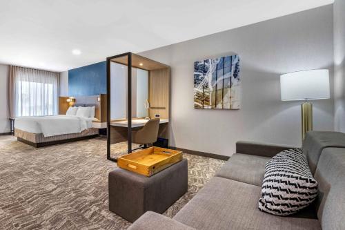 Habitación de hotel con sofá y cama en SpringHill Suites by Marriott Anaheim Placentia Fullerton, en Placentia