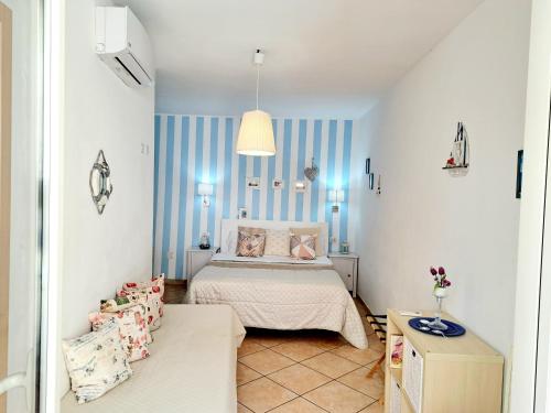 - une petite chambre avec un lit et une table dans l'établissement Superior Apartment le Case del Sole Licata, à Licata