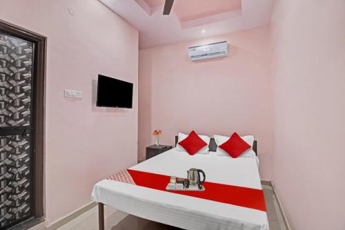 Μια τηλεόραση ή/και κέντρο ψυχαγωγίας στο Hotel O R K Guest House