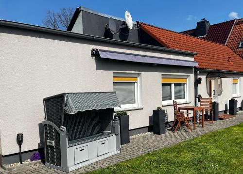 einen Grill an der Seite eines Hauses in der Unterkunft Ferienappartement Paula im Lausitzer Seenland in Senftenberg